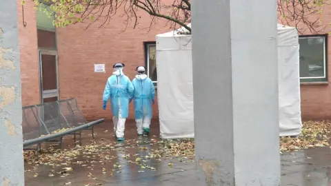 Sanitarios a las puertas de un centro de salud