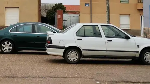 Vehículos aparcados en una localidad zamorana