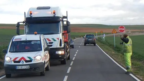 Vehículos circulan por una carretera provincial
