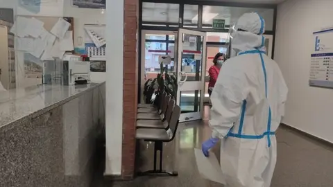 Un sanitario en el centro de salud del Virgen de la Concha.
