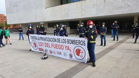 Virginia Barcones y José Luis Vázquez reciben a los Bomberos Profesionales de Castilla y León, concentrados ante las Cortes