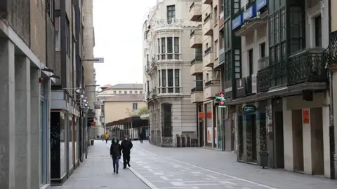 Viandantes por una calle de Zamora