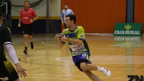 Raúl Maíde, del Rutas del Vino, avanza con la bola.