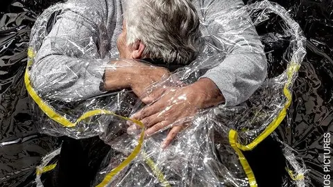 Primer abrazo en pandemia, del fotógrafo Mads Nissen