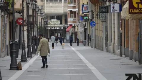 Varios zamoranos pasean por la calle.