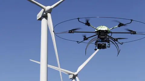Aracnocóptero revisando las palas del parque eólico de Iberdrola Sierra de Dueña (Salamanca)