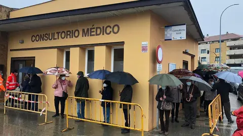 Colas en el consultorio m&eacute;dico de Morales del Vino.