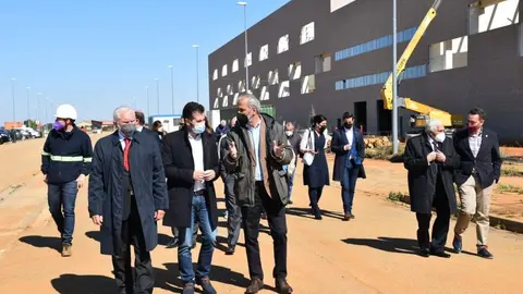 Luis Tudanca durante la visita a las obras de la empresa LatemAluminium