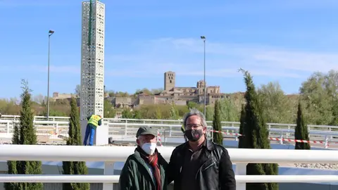 Coomonte y Guarido durante la colocación de la estatua del escultor en el Puente de los Poetas