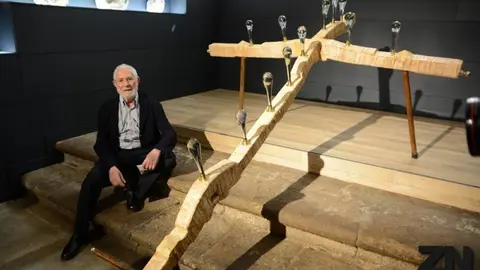 Coomonte junto a la Cruz de los Ausentes