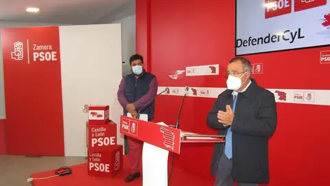 Los pocuradores Carlos Fernández y José Ignacio Martín Benito, en rueda de prensa