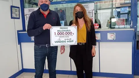 Óscar Marcos muestra el premio de El Euromillones