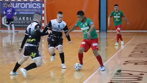 Carlos Pérez conduce el balón ante los hermanos Cala.