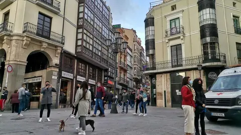 Varios zamoranos pasean por la Plaza Mayor.