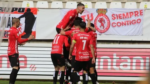 Los jugadores rojiblancos celebran un tanto de Coscia.