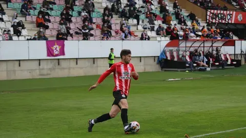 Rodri Escudero conduce la bola.