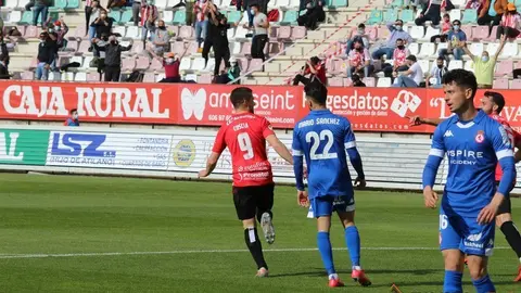 El delantero argentino festeja un tanto.