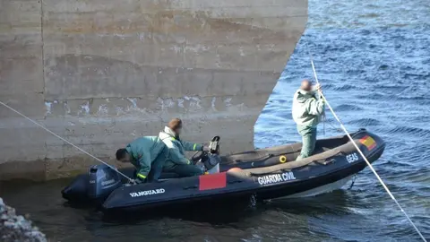 Agentes participan en el rastreo en el embalse de Ricobayo.