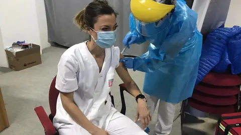 Una trabajadora se vacuna en una residencia de Toro