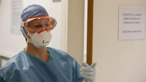 Sanitaria en un hospital con el traje EPI