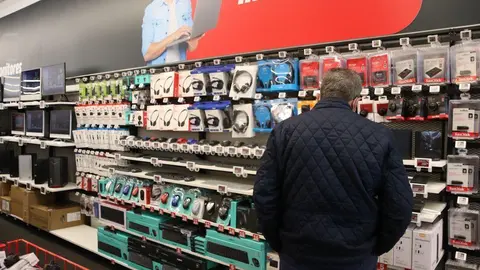 Un cliente en la nueva tienda de 
MediaMarkt
