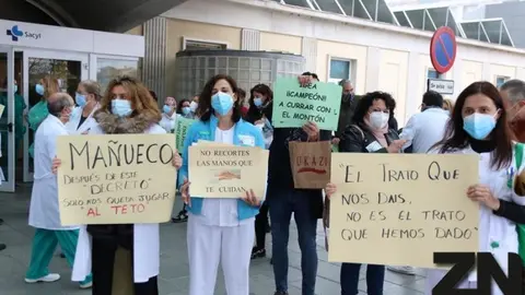 Sanitarios zamoranos protestan a las puertas del Virgen de la Concha.