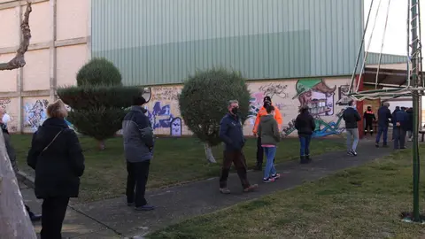 Cola en Monfarracinos para realizar las pruebas PCR