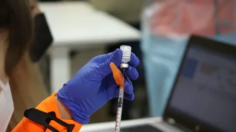 Un sanitario prepara una dosis de vacuna