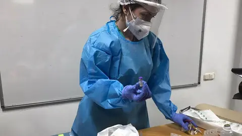 Una sanitaria prepara una vacuna en una residencia de Toro