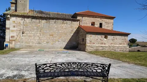 Banco frente a la iglesia de Tardobispo.