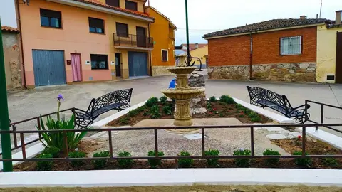 Bancos y flores plantadas en la plaza de Tardobispo.