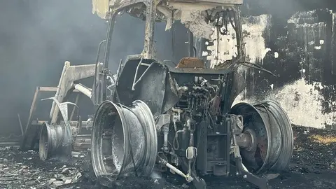 Estado en el que ha quedado Estado en el que quedó  el tractor McCormick que se incendió el domingo en Vadillo de la Guareña.