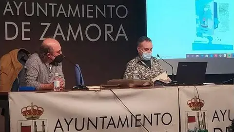 Oterino, a la derecha, durante la presentación en La Alhóndiga de su nuevo libro