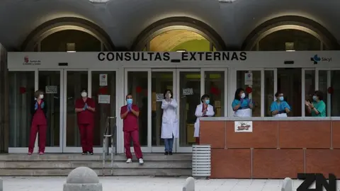 Sanitarios aplaudiendo a las puertas del Virgen de la Concha