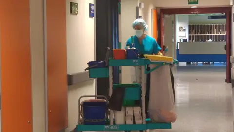Labores de limpieza en el Hospital Virgen de la Concha