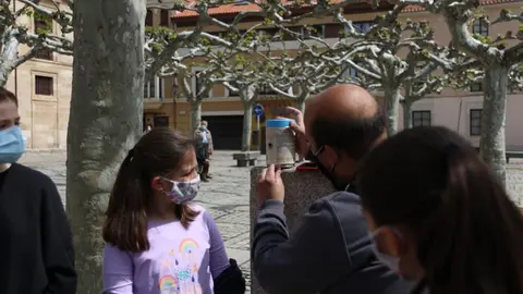 José Antonio Pascual explica a los niños lo que es una cámara estenopeica