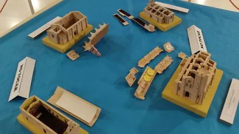 Maquetas de iglesias zamoranas sin el techo.