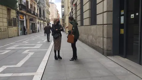 Dos mujeres conversan en plena Santa Clara
