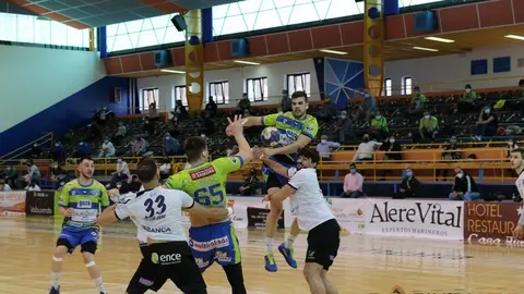 Jaime doble un balón.