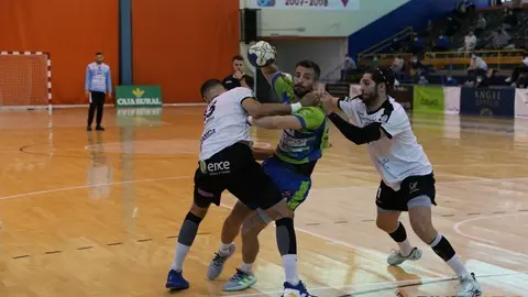 Guille intenta avanzar ante dos contrarios.
