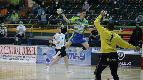 Horcajada lanza a portería.