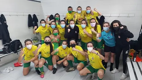 El vestuario amarillo celebra la victoria.