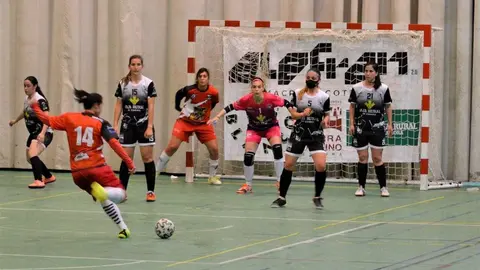 El conjunto zamorano defiende una acción.