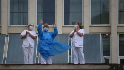 Sanitarios aplaudiendo en el hospital Virgen de la Concha