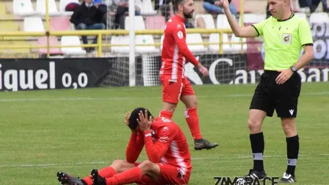 Vallejo se lamenta, lesionado, en el suelo.