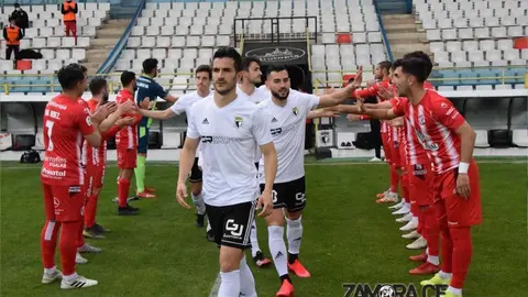 Los jugadores del Zamora CF le hacen el pasillo a los del Burgos.