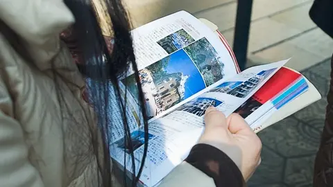 Un turista consulta una guía de viaje