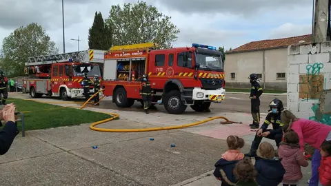 Bomberos en una guardería