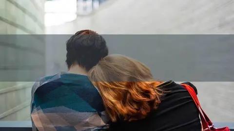 Una pareja de mujeres.