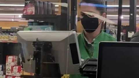 Cajera de supermercado.